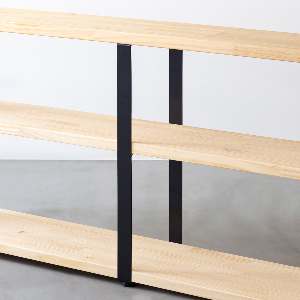KANADEMONOのパイン材とマットブラックの鉄脚のストレージシェルフM（中間脚）