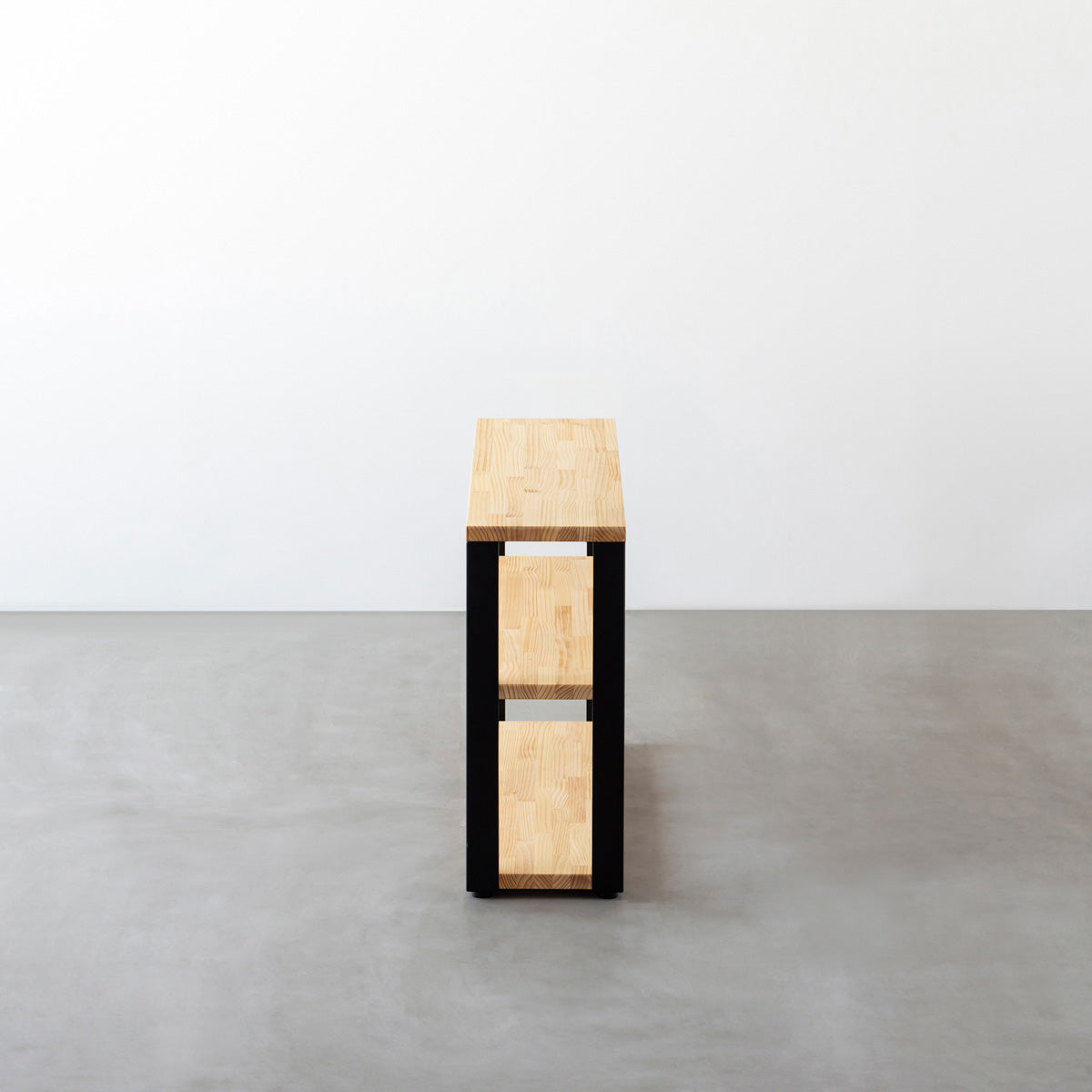 KANADEMONOのパイン材とマットブラックの鉄脚のストレージシェルフS（側面）