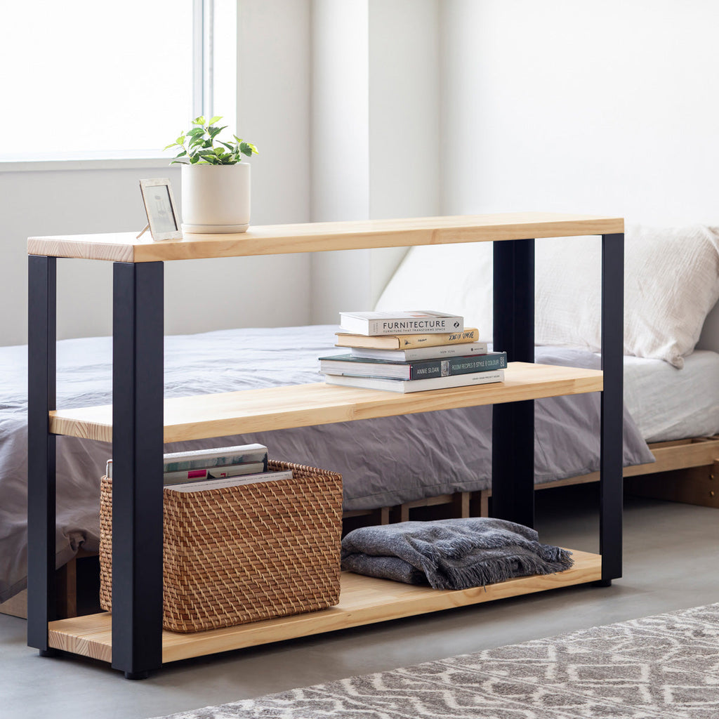 KANADEMONOのパイン材とマットブラックの鉄脚のストレージシェルフS（使用例）