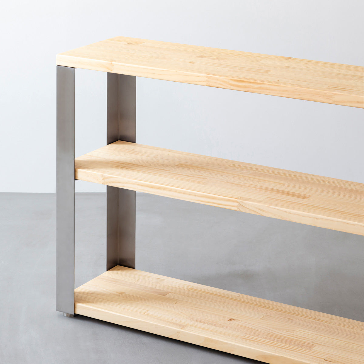 KANADEMONOのパイン材とステンレス脚のストレージシェルフS(寄り)