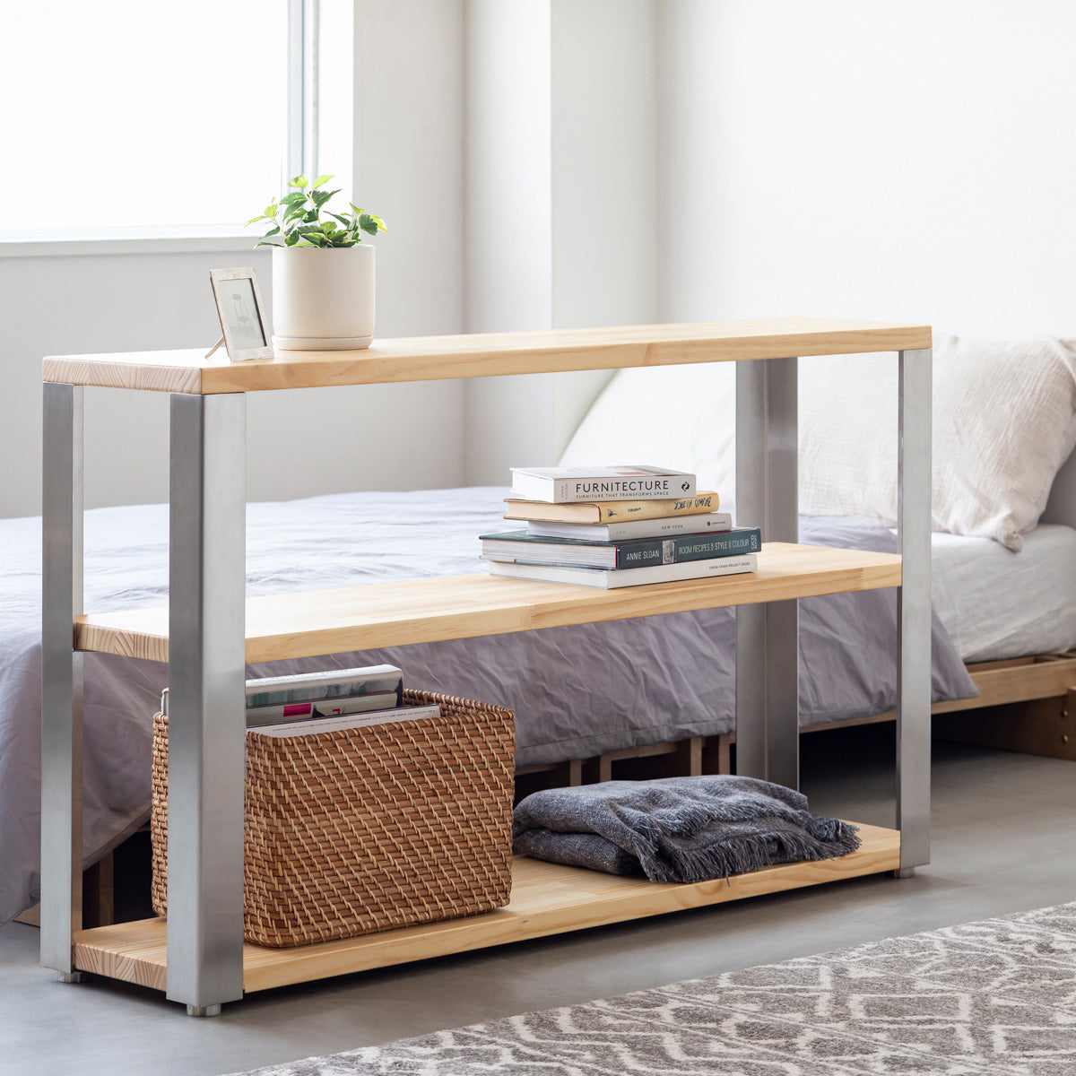 KANADEMONOのパイン材とステンレス脚のストレージシェルフS(使用例)