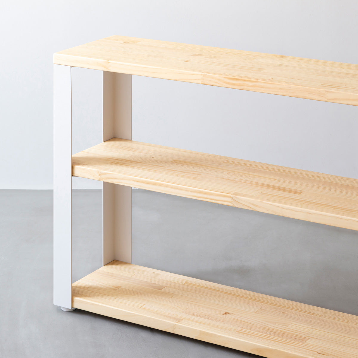 KANADEMONOのパイン材とホワイトの鉄脚のストレージシェルフS(寄り)