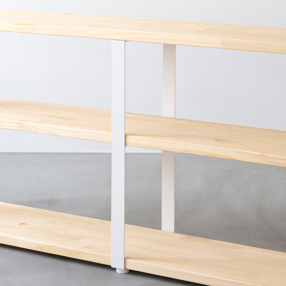 KANADEMONOのパイン材とホワイトの鉄脚のストレージシェルフS(中間脚)