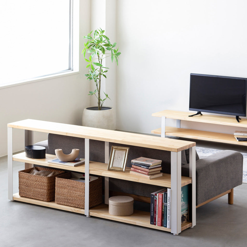 KANADEMONOのパイン材とホワイトの鉄脚のストレージシェルフS(使用例)