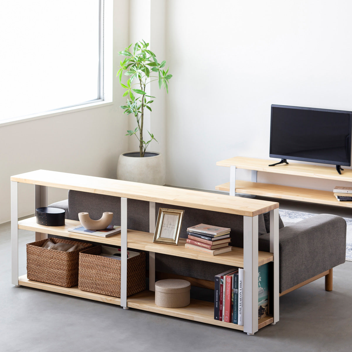 KANADEMONOのパイン材とホワイトの鉄脚のストレージシェルフS(使用例)