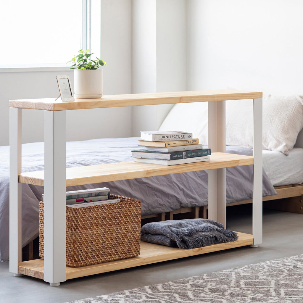 KANADEMONOのパイン材とホワイトの鉄脚のストレージシェルフS(使用例)