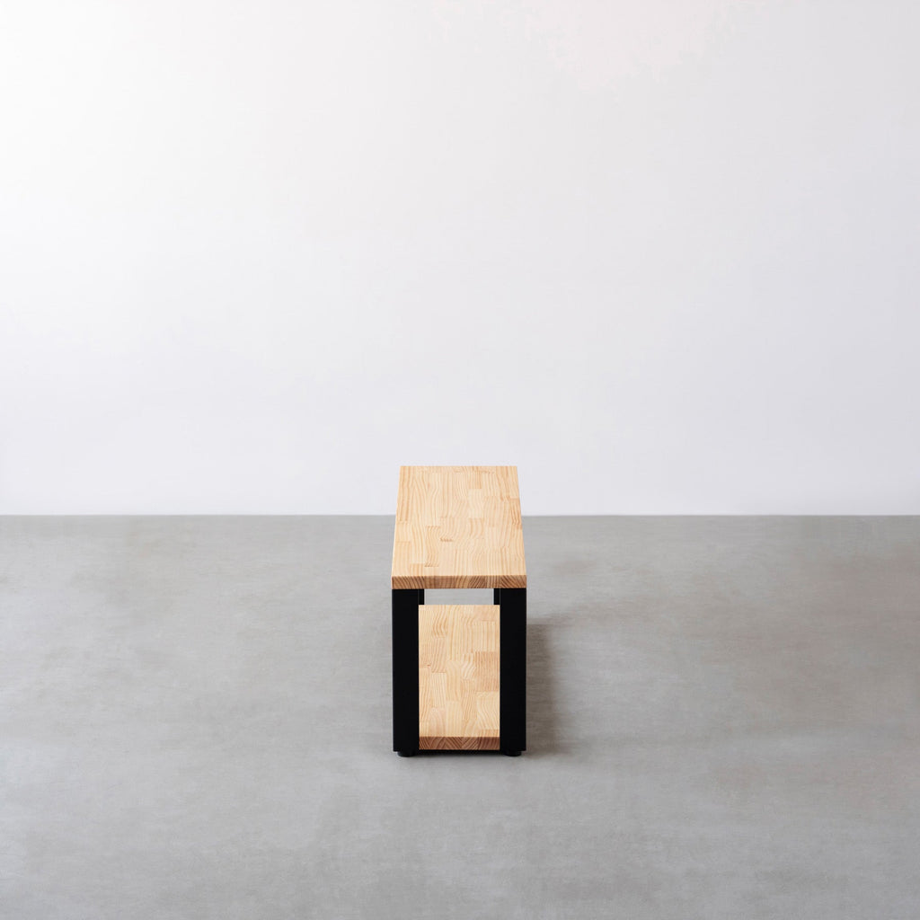 Kanademonoのパインの棚板とマットブラックの鉄脚の２段ストレージシェルフS（側面）