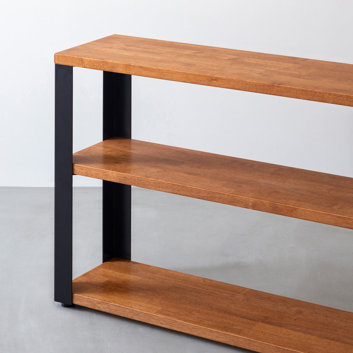 KANADEMONOのラバーウッドブラウンの棚板とマットブラックの鉄脚のストレージシェルフS(寄り)