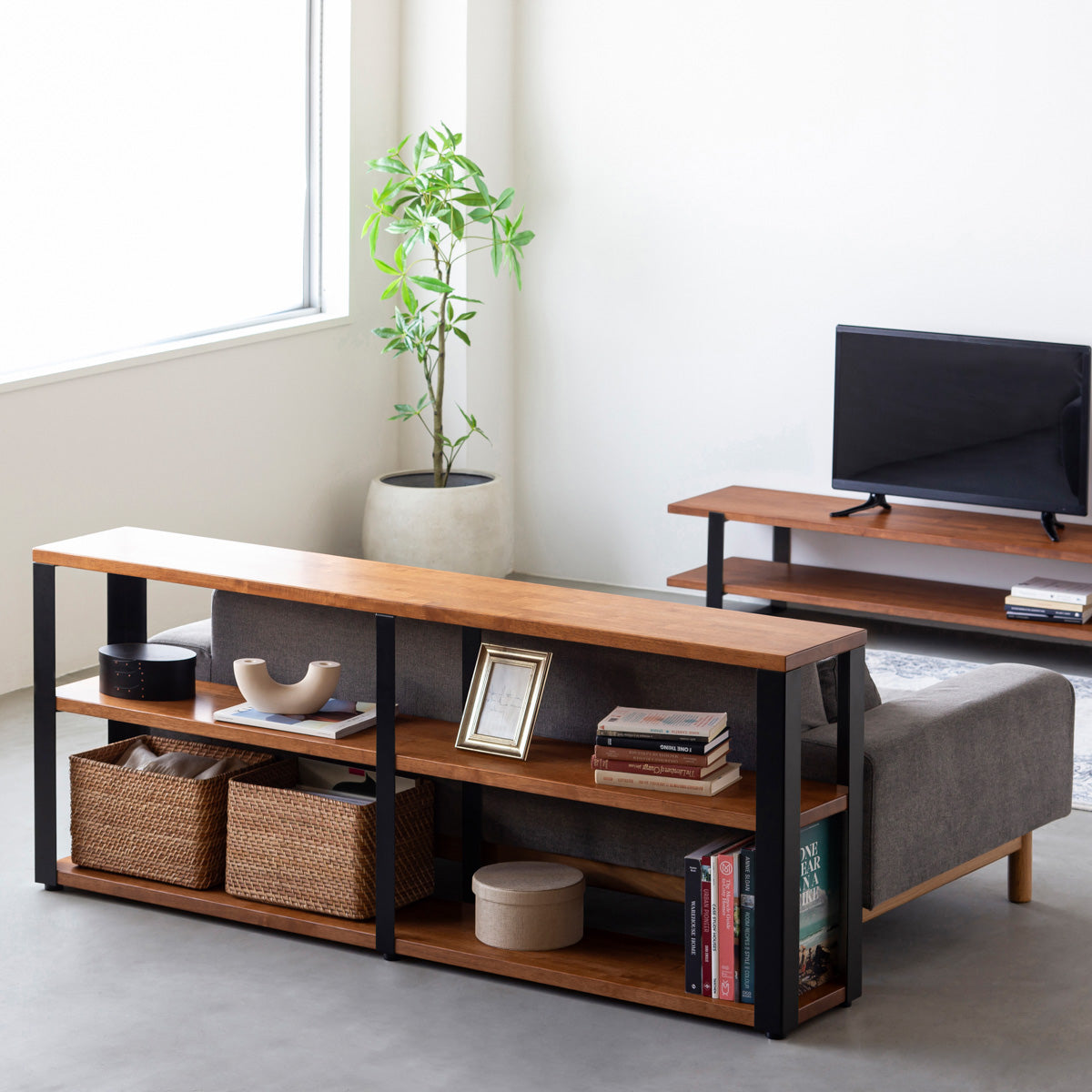 KANADEMONOのラバーウッドブラウンの棚板とマットブラックの鉄脚のストレージシェルフM(使用例)