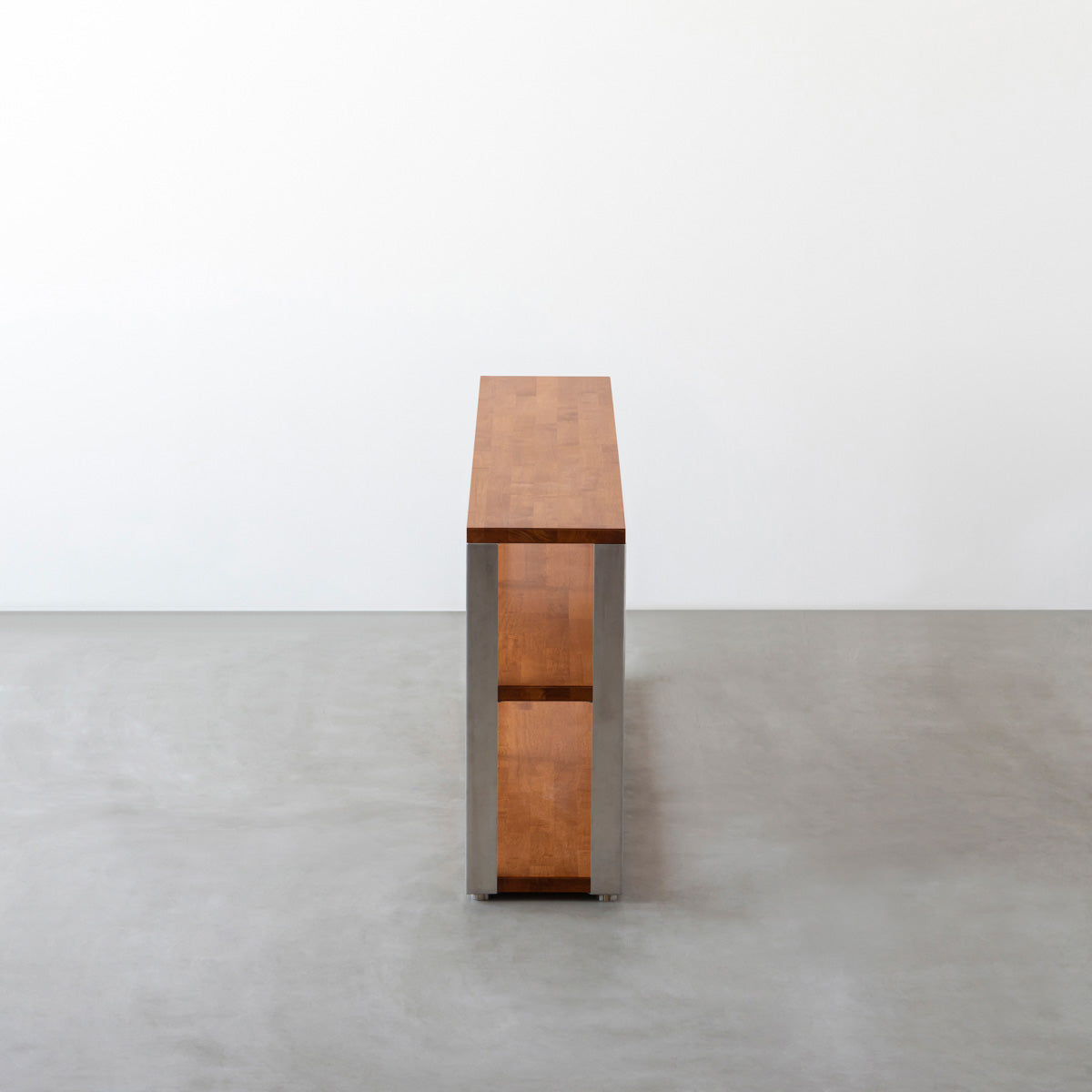 KANADEMONOのラバーウッドブラウンの棚板とステンレス脚のストレージシェルフM(側面)