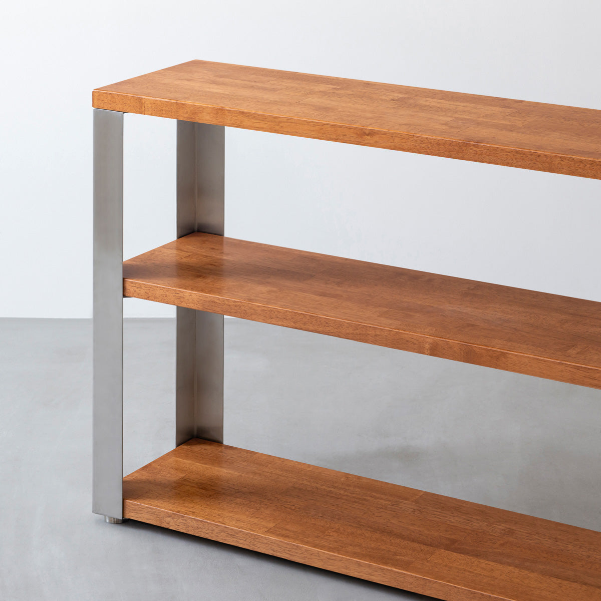 KANADEMONOのラバーウッドブラウンの棚板とステンレス脚のストレージシェルフS(寄り)
