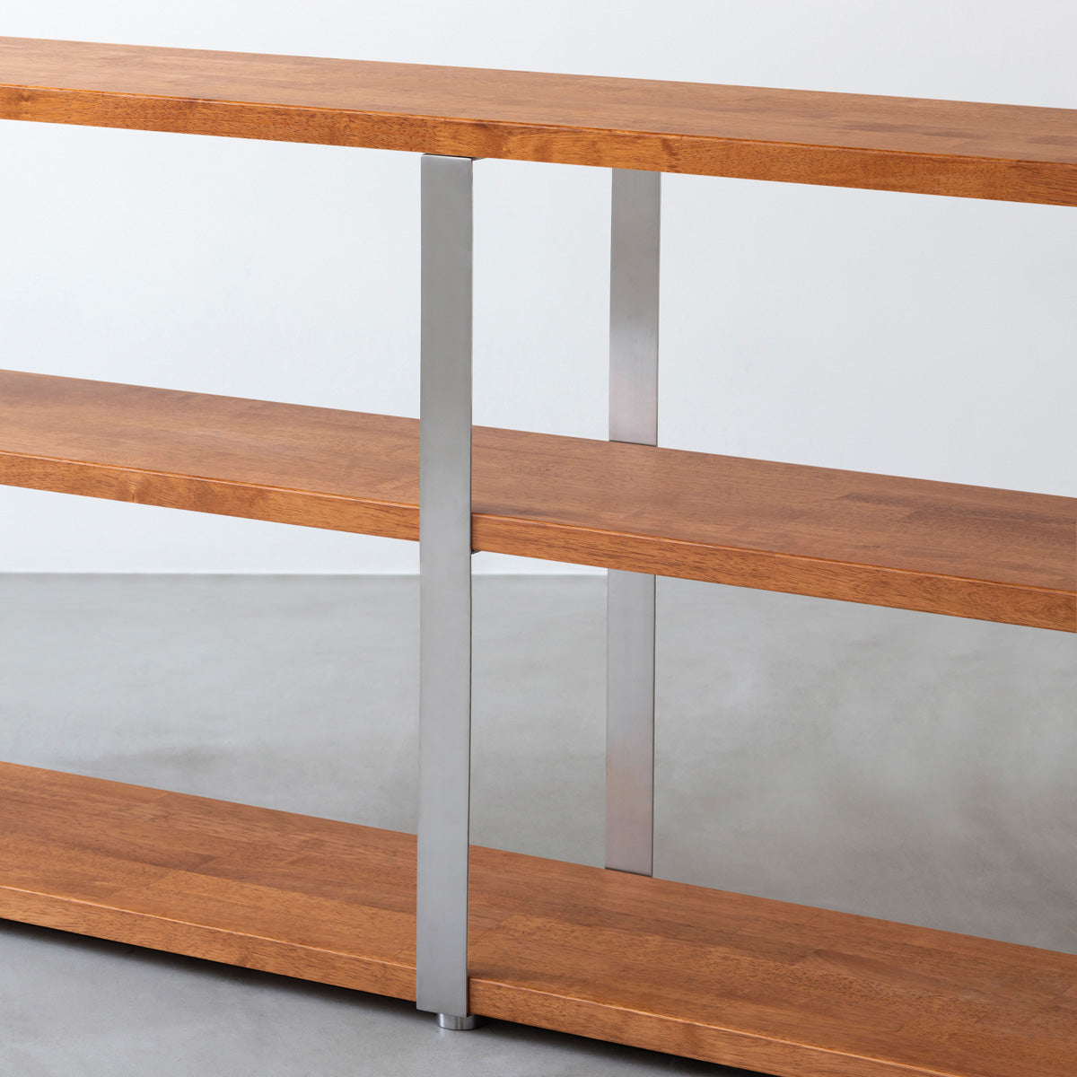 KANADEMONOのラバーウッドブラウンの棚板とステンレス脚のストレージシェルフM(中間脚)