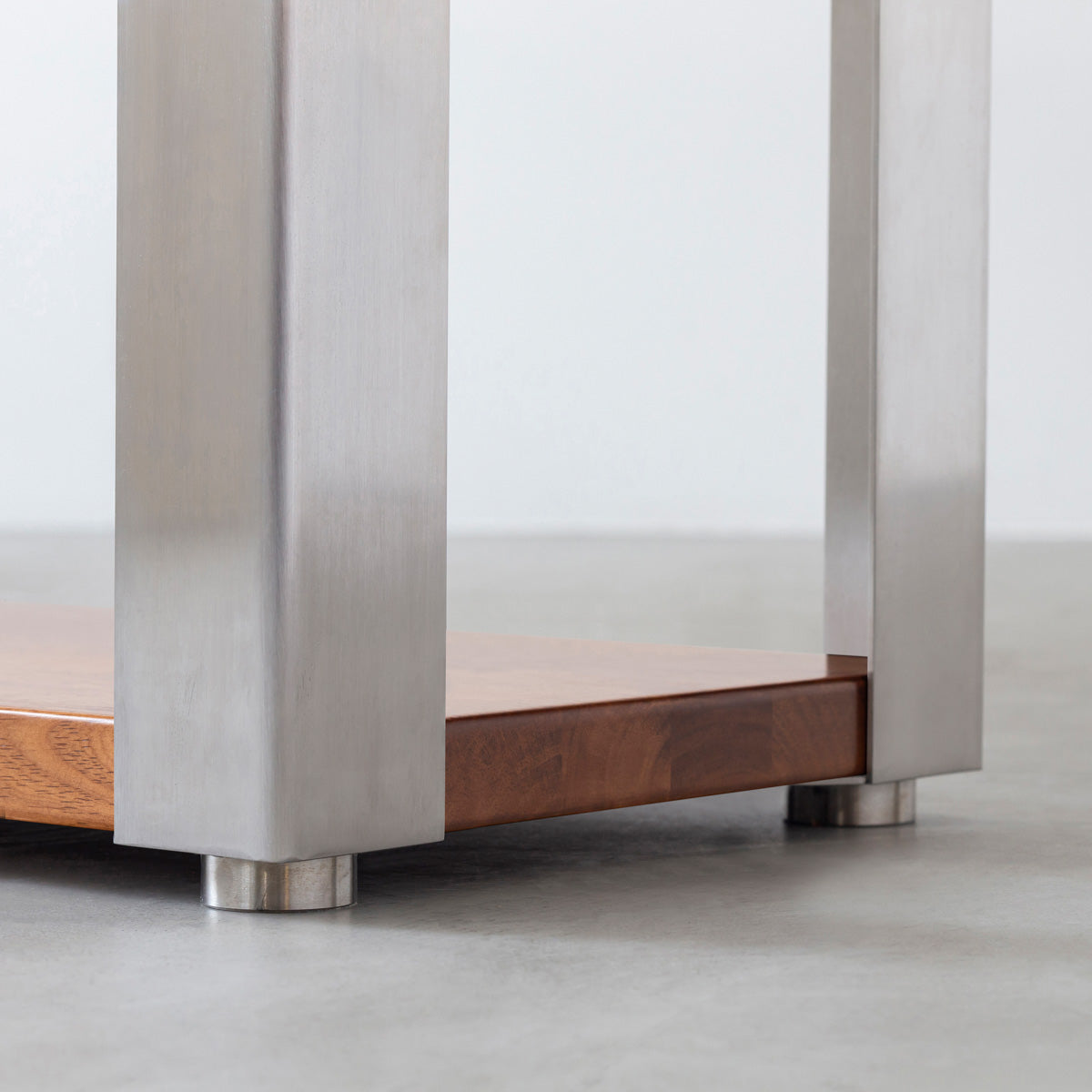 KANADEMONOのラバーウッドブラウンの棚板とステンレス脚のストレージシェルフS(下部)