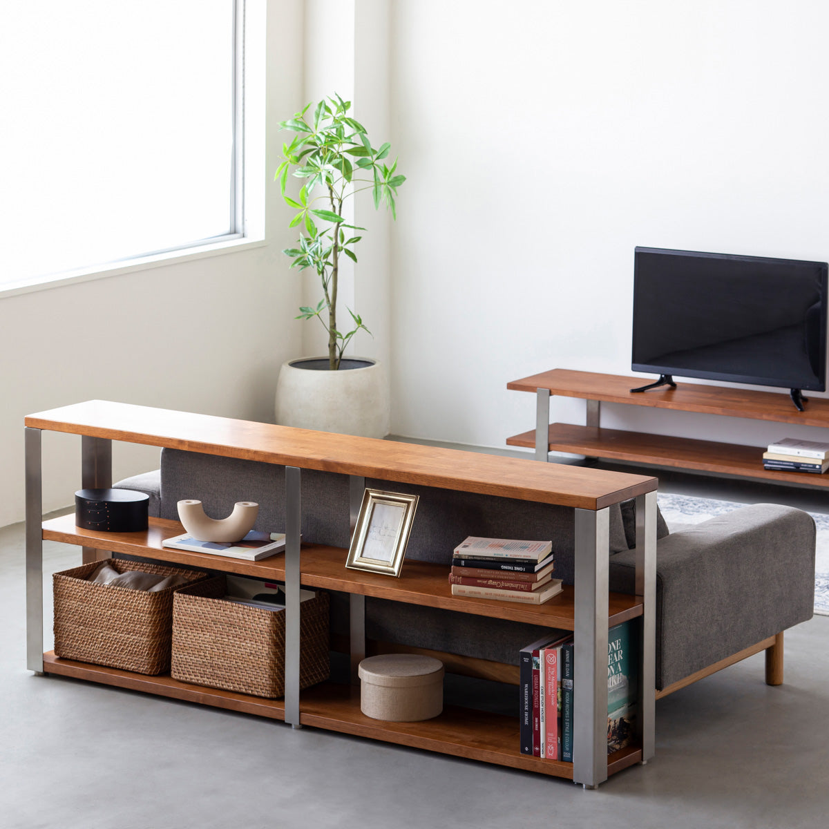 KANADEMONOのラバーウッドブラウンの棚板とステンレス脚のストレージシェルフM(使用例)