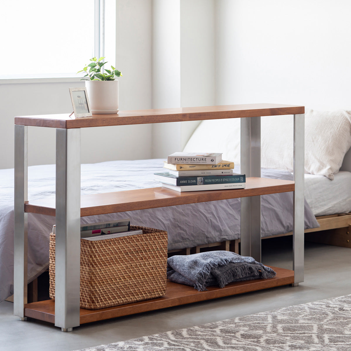 KANADEMONOのラバーウッドブラウンの棚板とステンレス脚のストレージシェルフS(使用例)