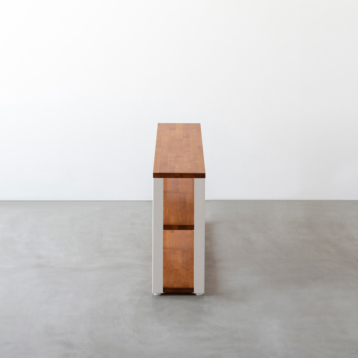 KANADEMONOのラバーウッドブラウンの棚板とホワイトの鉄脚のストレージシェルフM(側面)