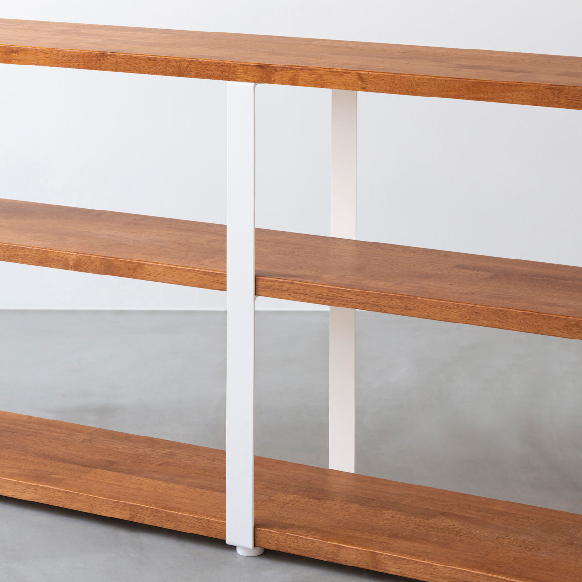 KANADEMONOのラバーウッドブラウンの棚板とホワイトの鉄脚のストレージシェルフM(中間脚)