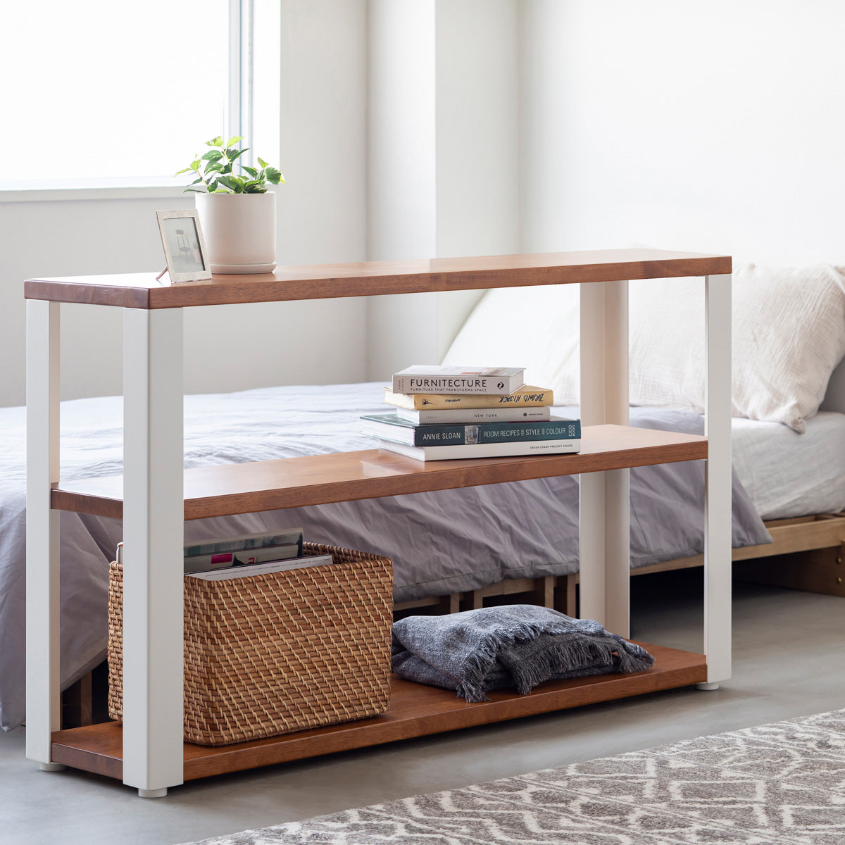 KANADEMONOのラバーウッドブラウンの棚板とホワイトの鉄脚のストレージシェルフS(使用例)