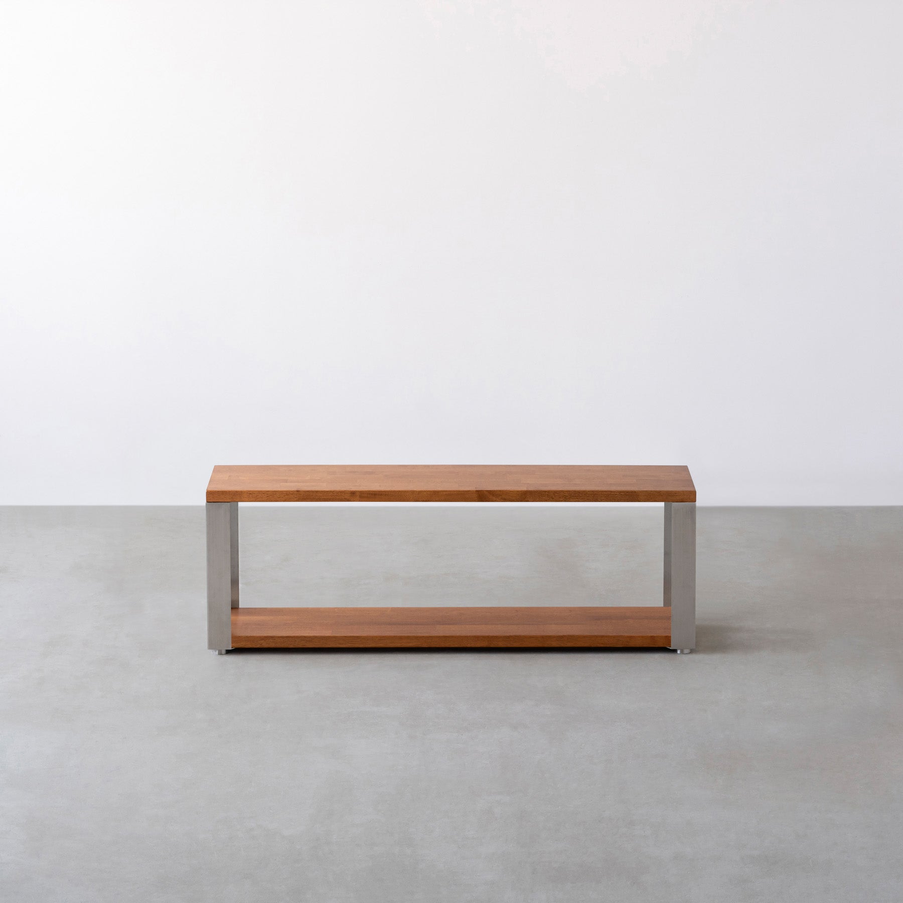 Kanademonoのラバーウッド材ブラウンの棚板とステンレスの鉄脚の２段ストレージシェルフS（正面）