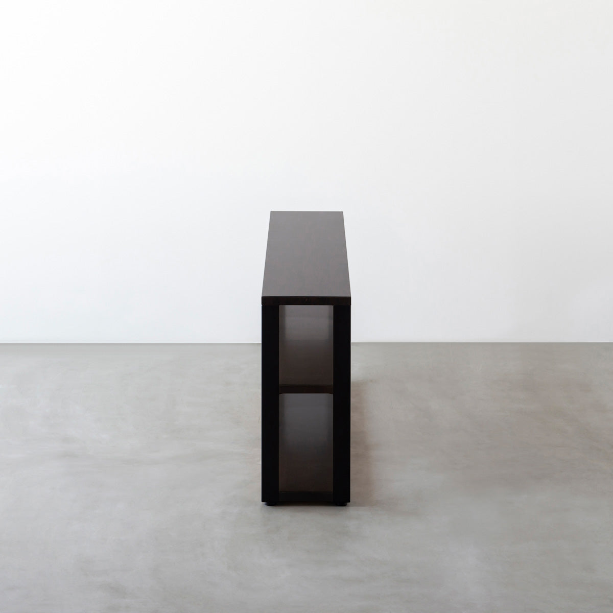 KANADEMONOのラバーウッドブラックブラウンの棚板とマットブラックの鉄脚のストレージシェルフM(側面)