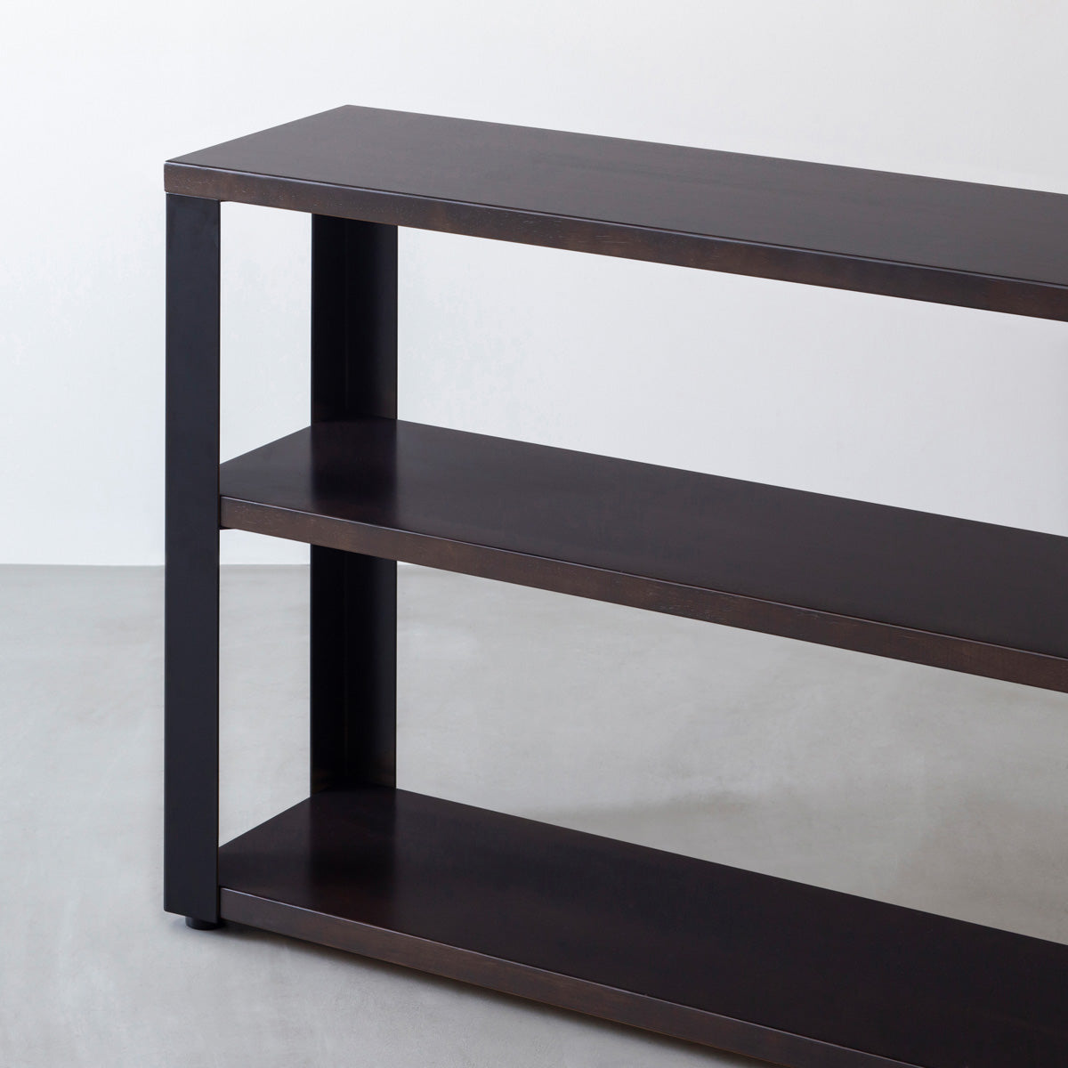 KANADEMONOのラバーウッドブラックブラウンの棚板とマットブラックの鉄脚のストレージシェルフS(寄り)