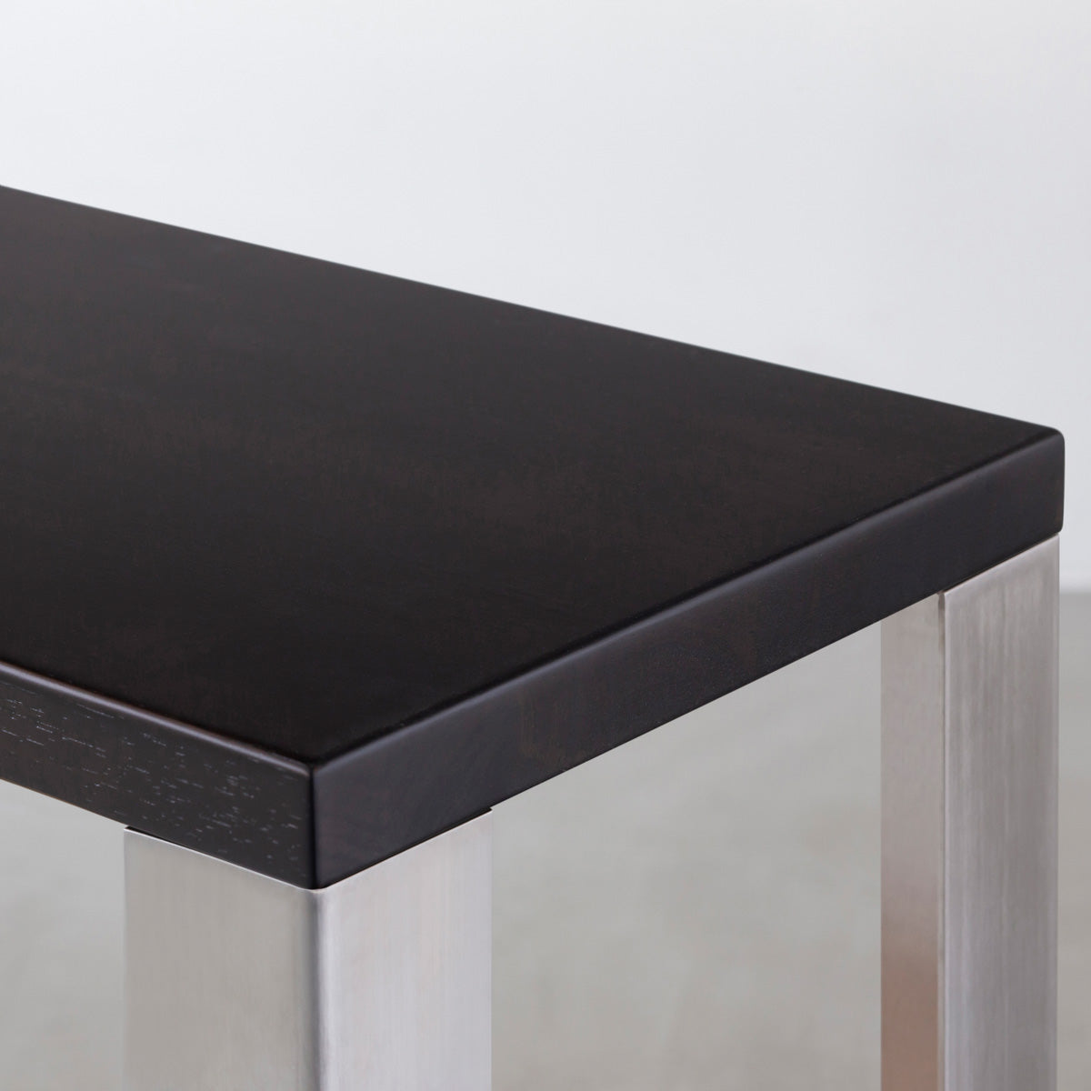 Kanademonoのラバーウッド材ブラックブラウンの棚板とステンレスの鉄脚の２段ストレージシェルフS（棚板）