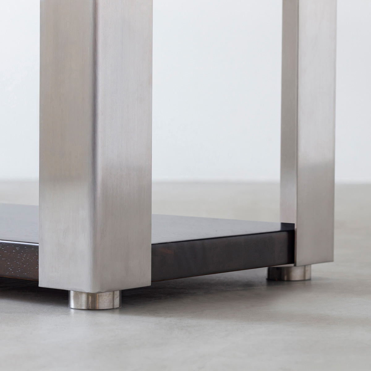 Kanademonoのラバーウッド材ブラックブラウンの棚板とステンレスの鉄脚の２段ストレージシェルフS（脚）