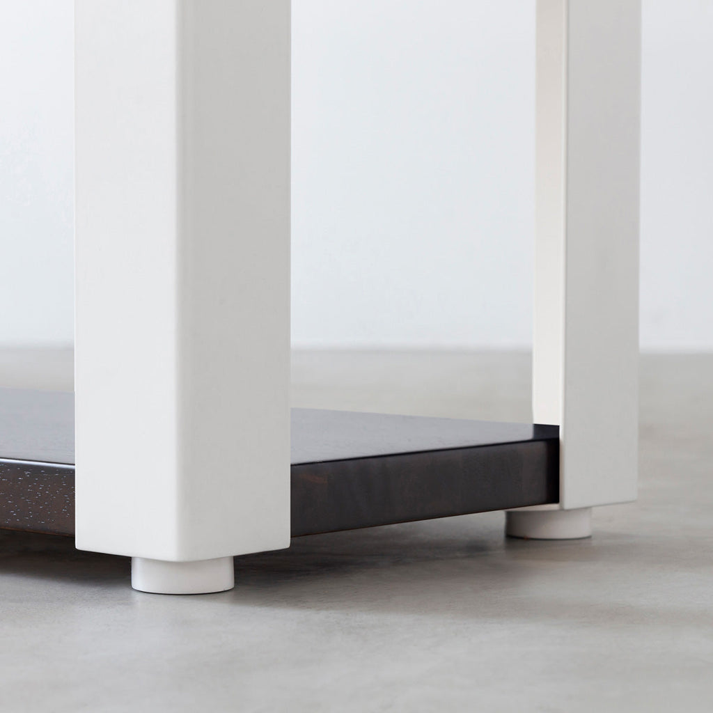 Kanademonoのラバーウッド材ブラックブラウンの棚板とホワイトの鉄脚の２段ストレージシェルフS（脚）