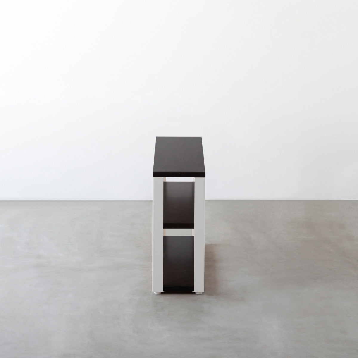 KANADEMONOのラバーウッドブラックブラウンの棚板とホワイトの鉄脚のストレージシェルフS(側面)