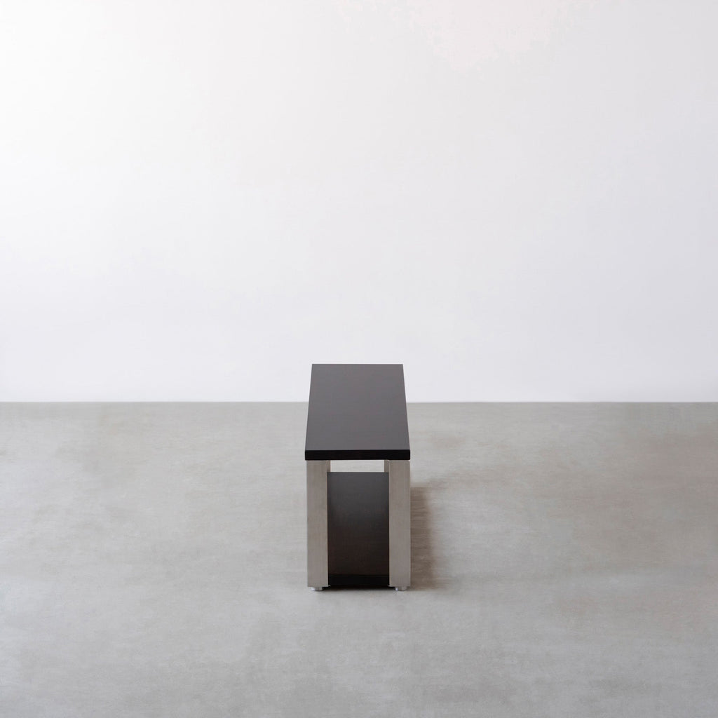 Kanademonoのラバーウッド材ブラックブラウンの棚板とステンレスの鉄脚の２段ストレージシェルフS（側面）