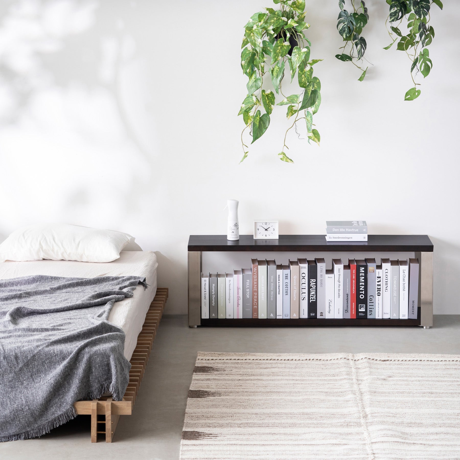 Kanademonoのラバーウッド材ブラックブラウンの棚板とステンレスの鉄脚の２段ストレージシェルフS（使用例）