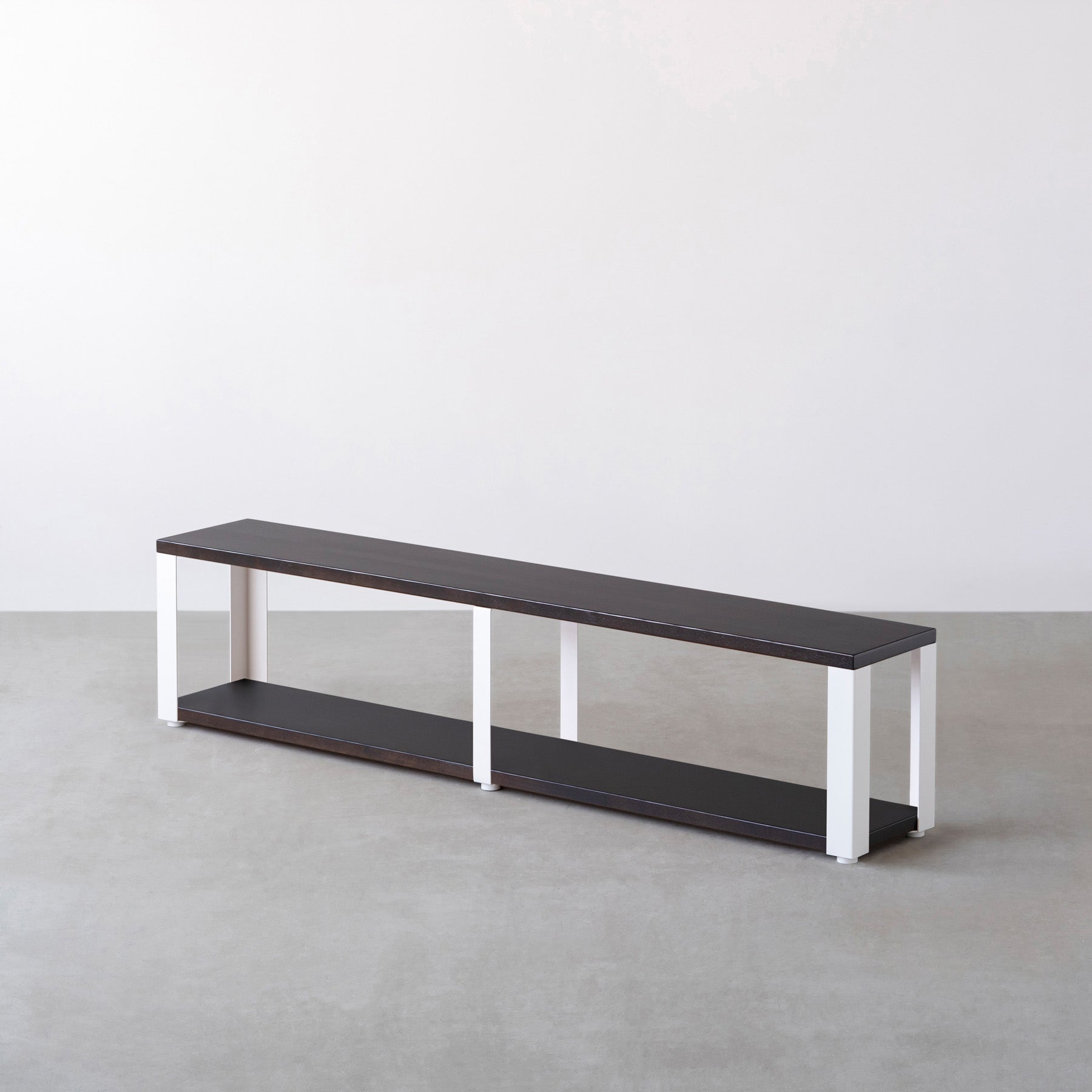 Kanademonoのラバーウッド材ブラックブラウンの棚板とホワイトの鉄脚の２段ストレージシェルフM