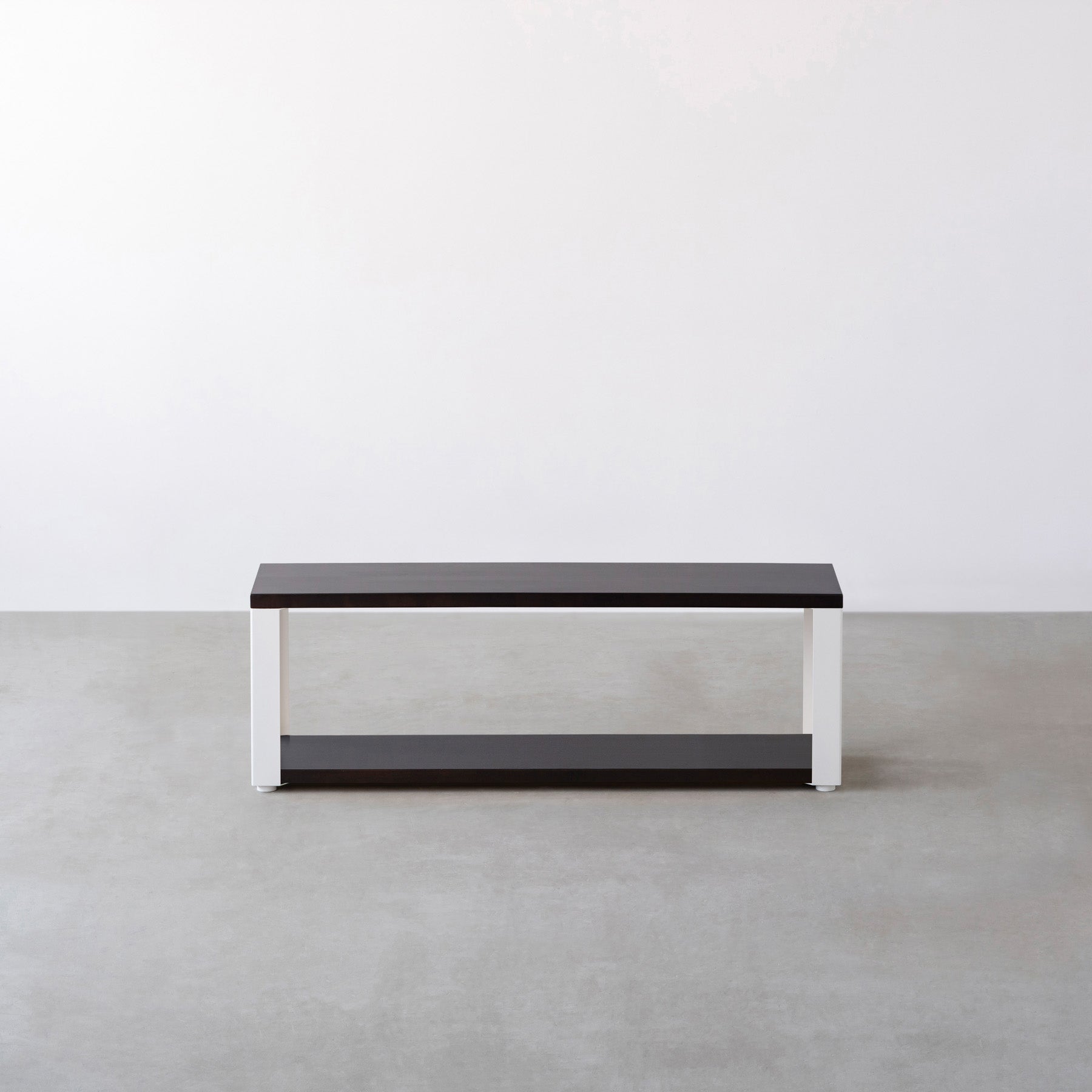 Kanademonoのラバーウッド材ブラックブラウンの棚板とホワイトの鉄脚の２段ストレージシェルフS（正面）