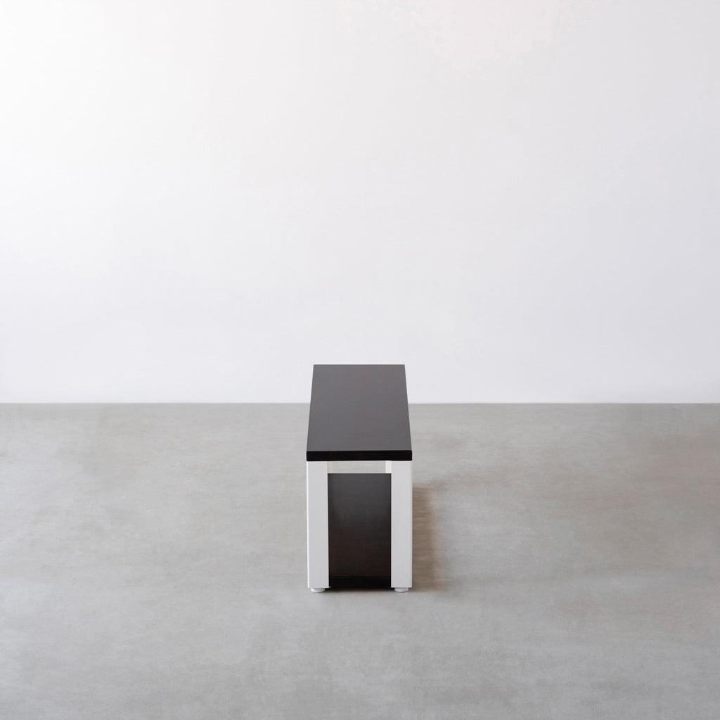 Kanademonoのラバーウッド材ブラックブラウンの棚板とホワイトの鉄脚の２段ストレージシェルフS（側面）