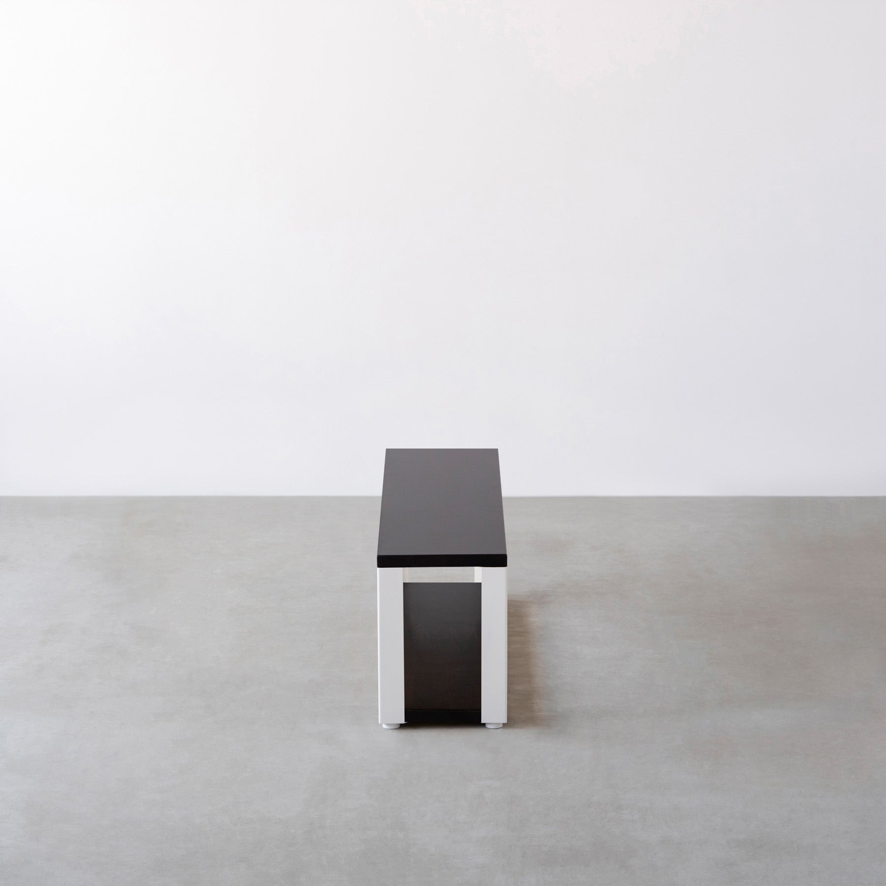 Kanademonoのラバーウッド材ブラックブラウンの棚板とホワイトの鉄脚の２段ストレージシェルフS（側面）