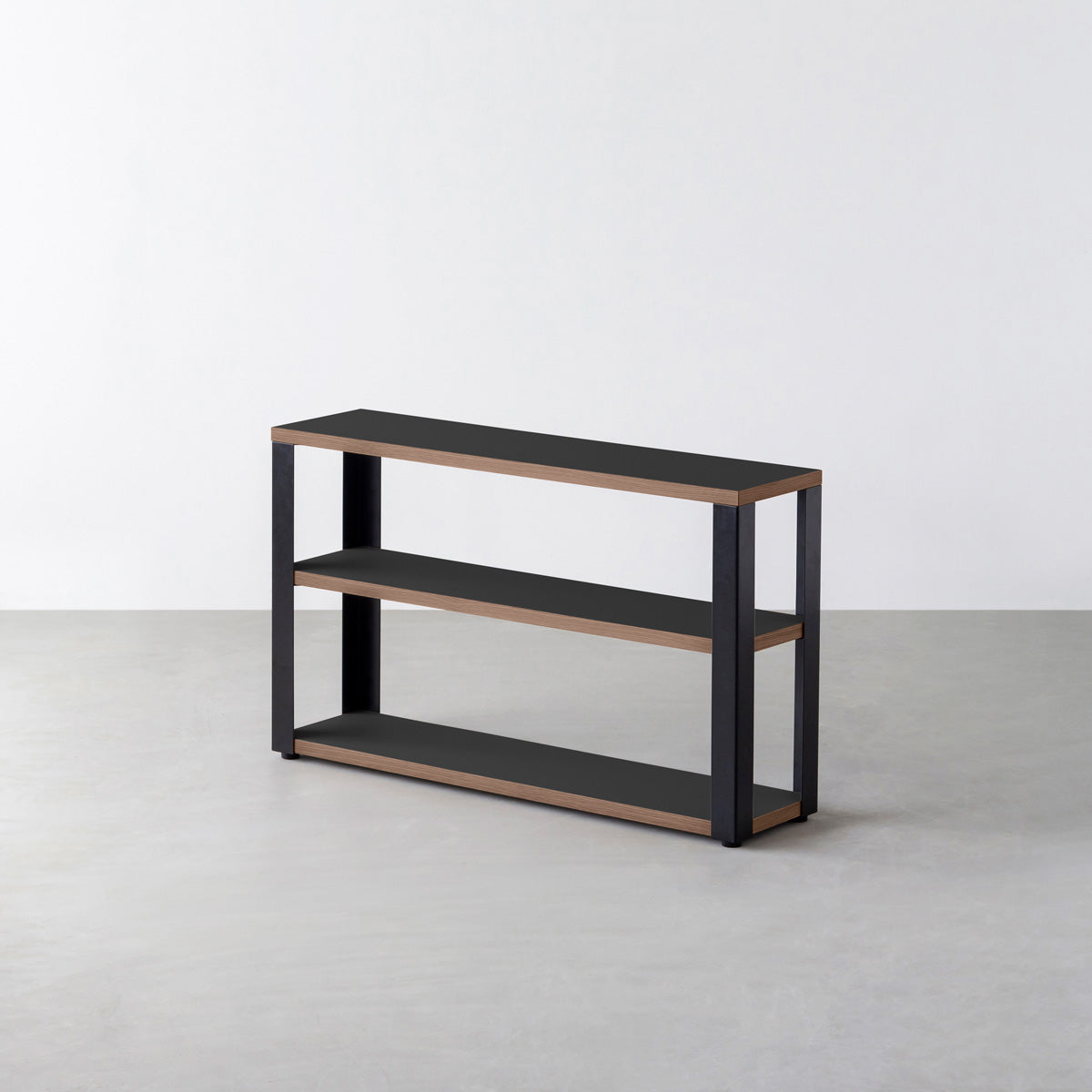 KanademonoのリノリウムNero棚板とマットブラック鉄脚のストレージシェルフ幅60~120cm（ウォルナット）