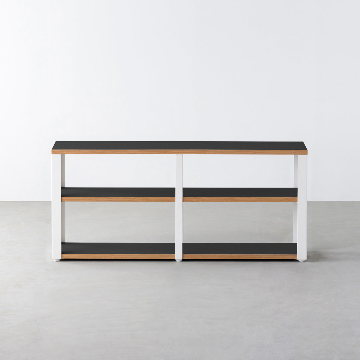 KanademonoのリノリウムNero棚板とマットホワイト鉄脚のストレージシェルフ幅121~160cm（正面）