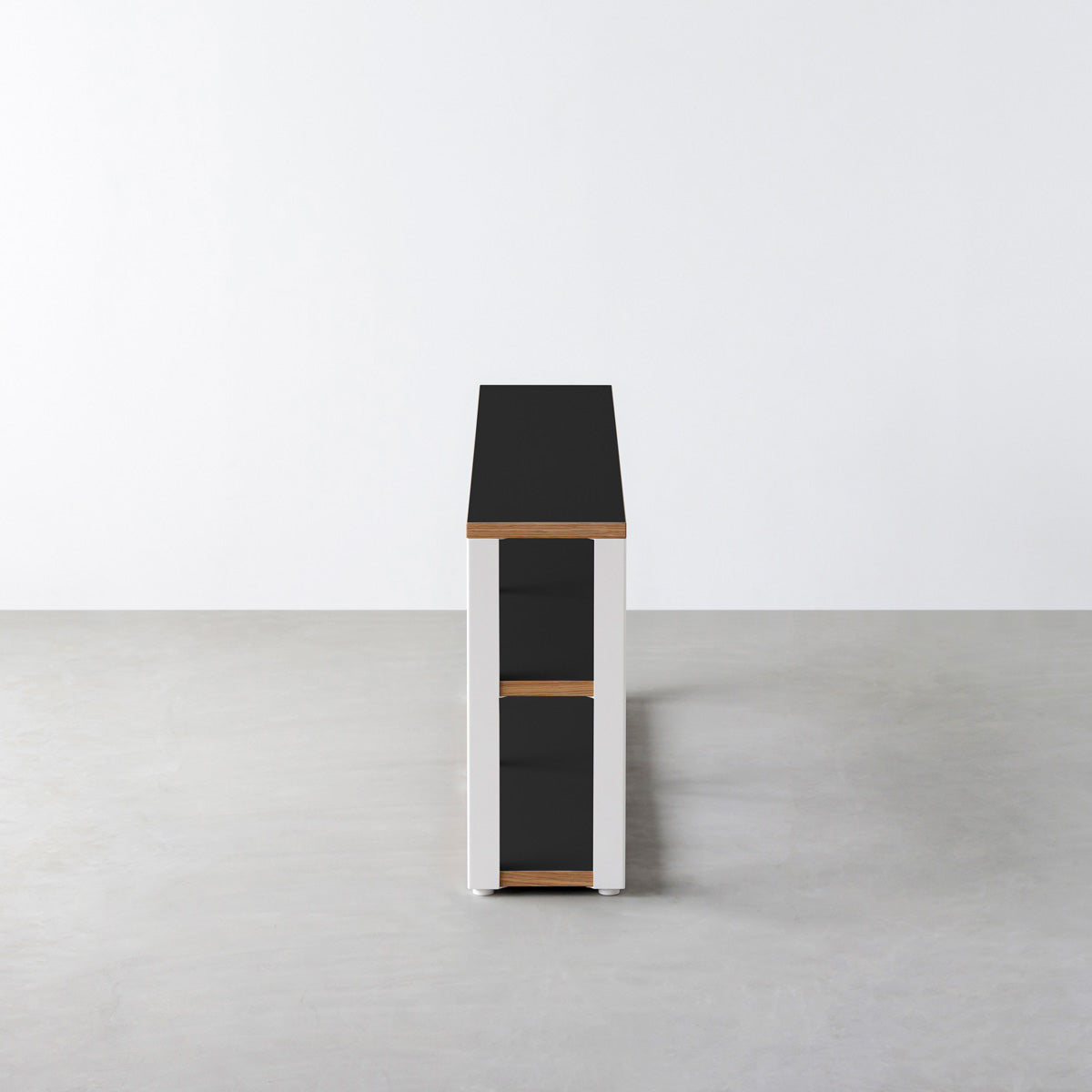 KanademonoのリノリウムNero棚板とマットホワイト鉄脚のストレージシェルフ幅121~160cm（側面）