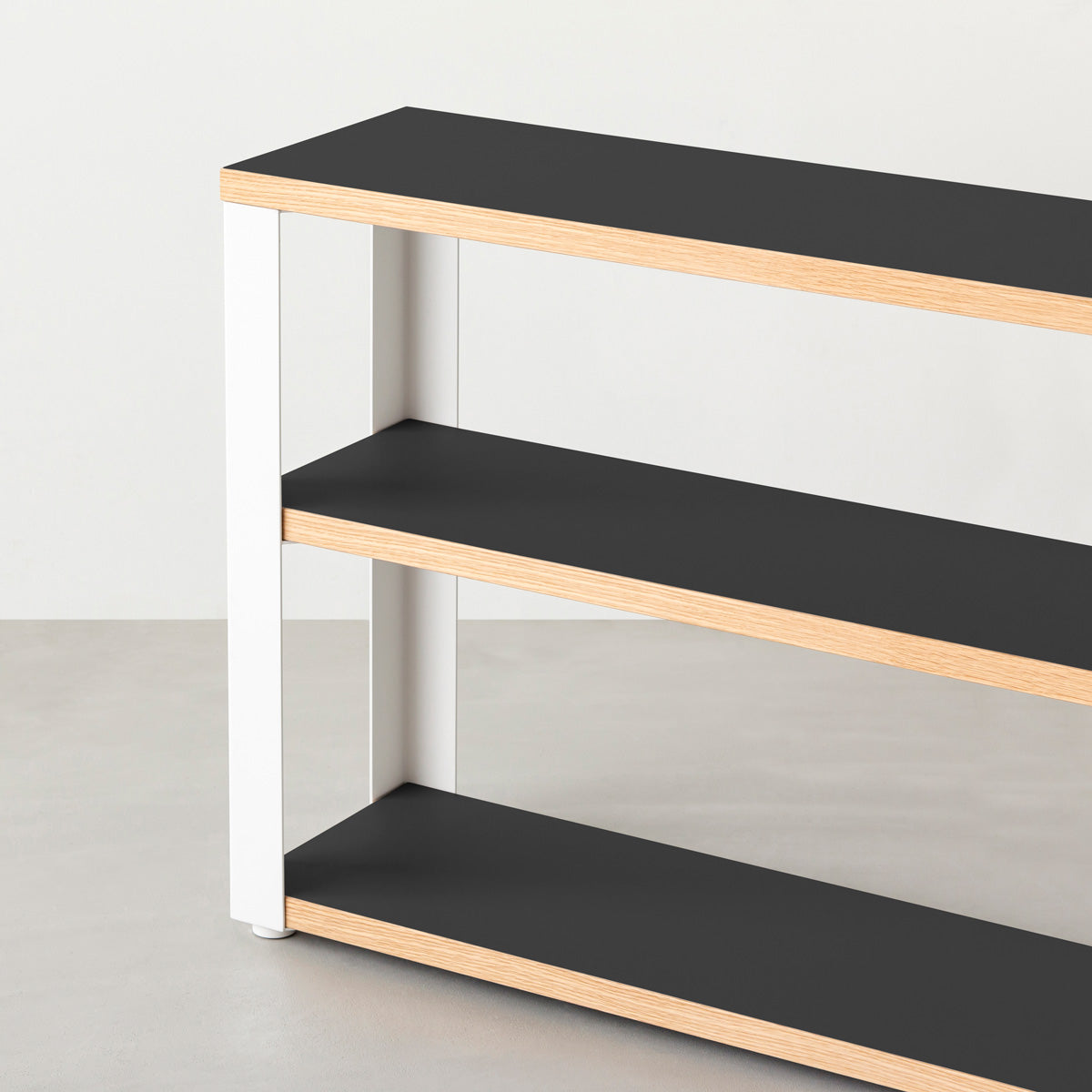 KanademonoのリノリウムNero棚板とマットホワイト鉄脚のストレージシェルフ幅60~120cm（寄り）