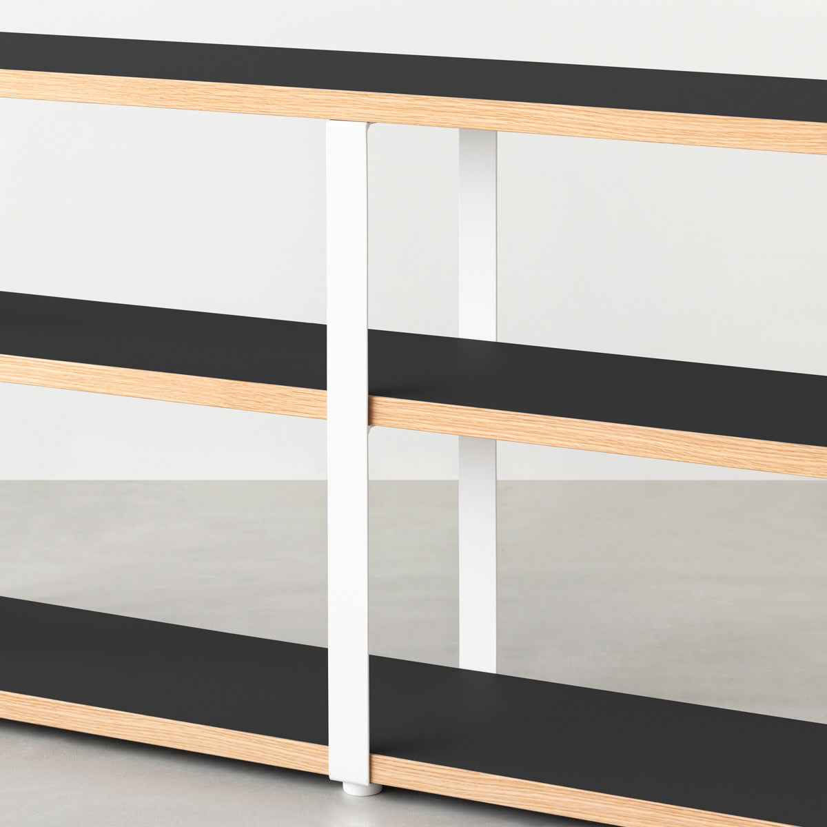 KanademonoのリノリウムNero棚板とマットホワイト鉄脚のストレージシェルフ幅121~160cm（寄り）