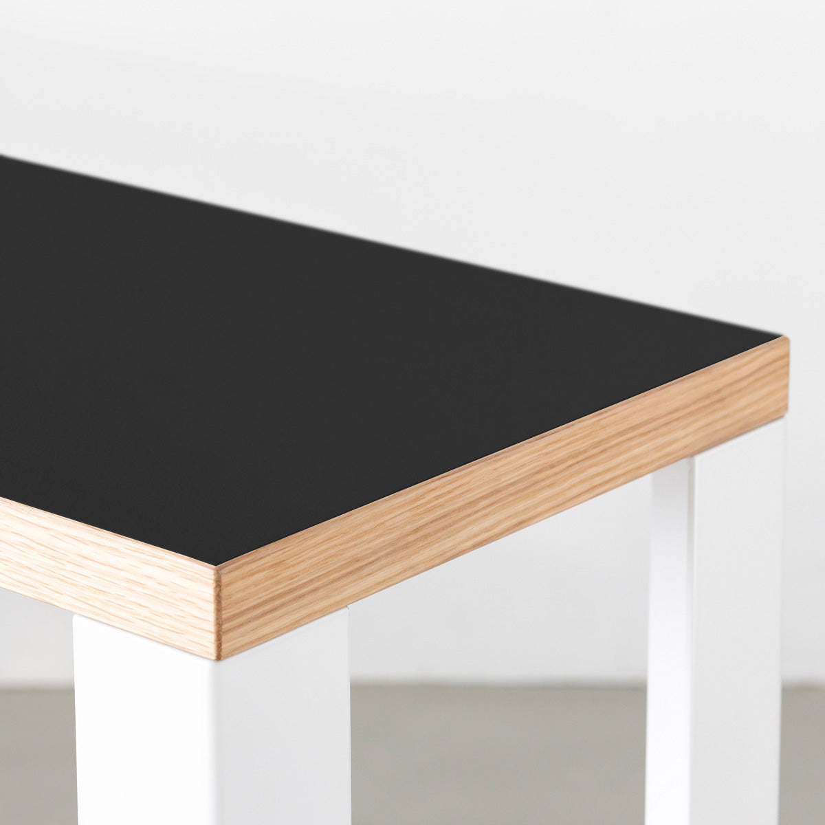 KanademonoのリノリウムNero棚板とマットホワイト鉄脚のストレージシェルフ幅60~120cm（上部）