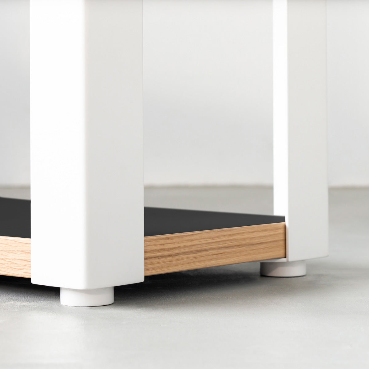 KanademonoのリノリウムNero棚板とマットホワイト鉄脚のストレージシェルフ幅60~120cm（下部）