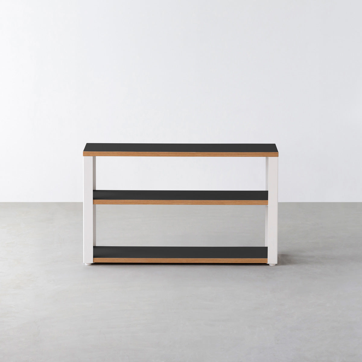 KanademonoのリノリウムNero棚板とマットホワイト鉄脚のストレージシェルフ幅60~120cm（正面）