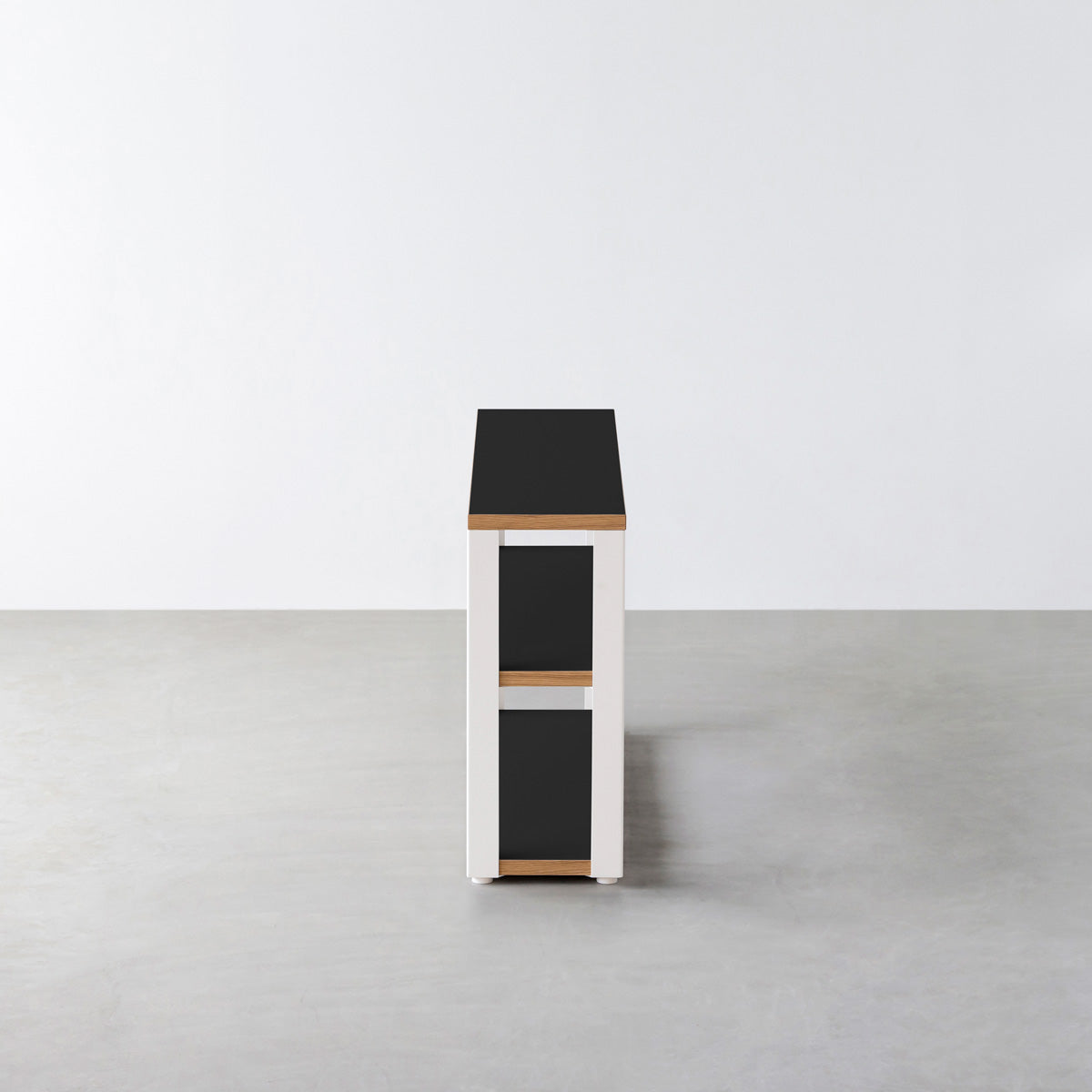 KanademonoのリノリウムNero棚板とマットホワイト鉄脚のストレージシェルフ幅60~120cm（側面）