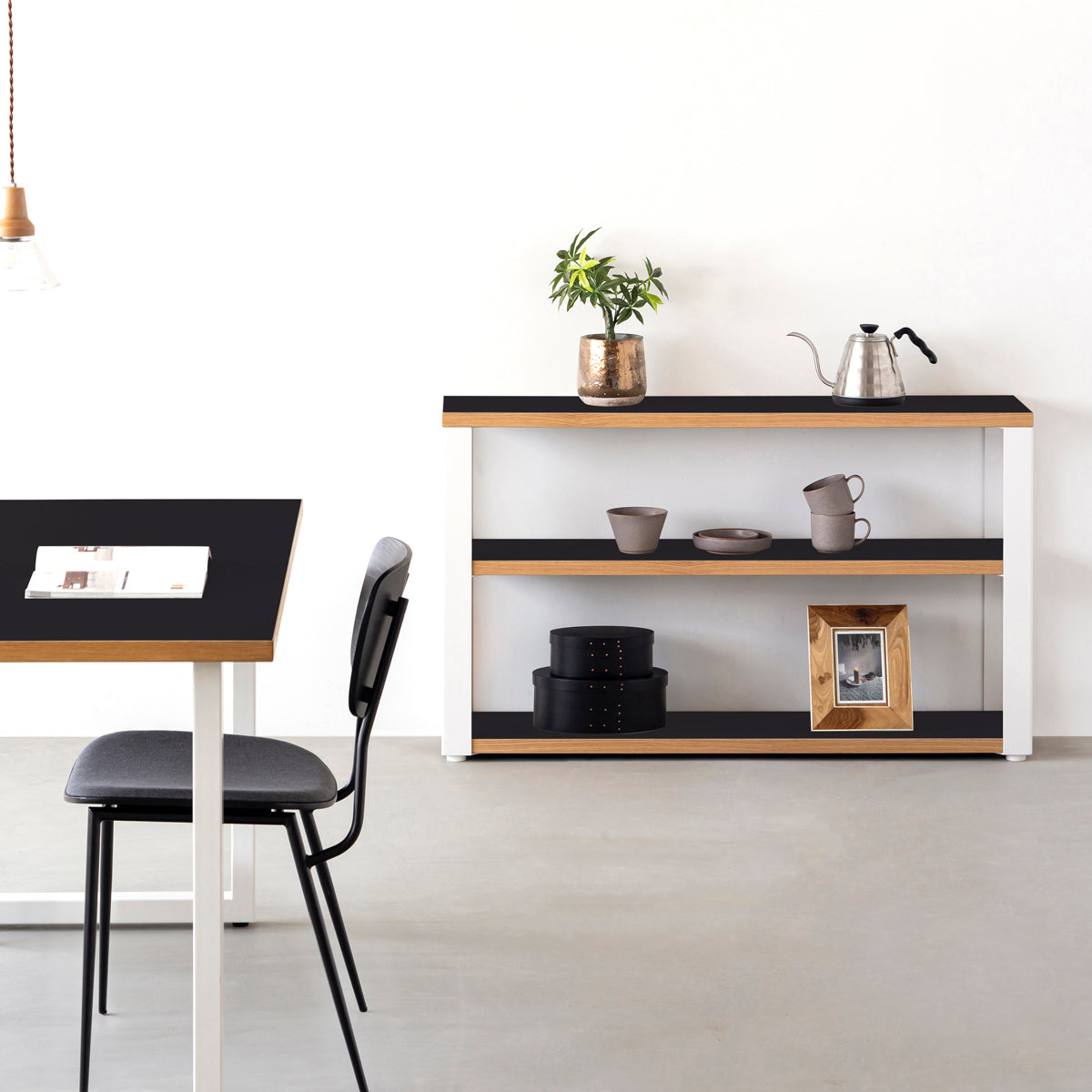 KanademonoのリノリウムNero棚板とマットホワイト鉄脚のストレージシェルフ幅60~120cm（使用例）