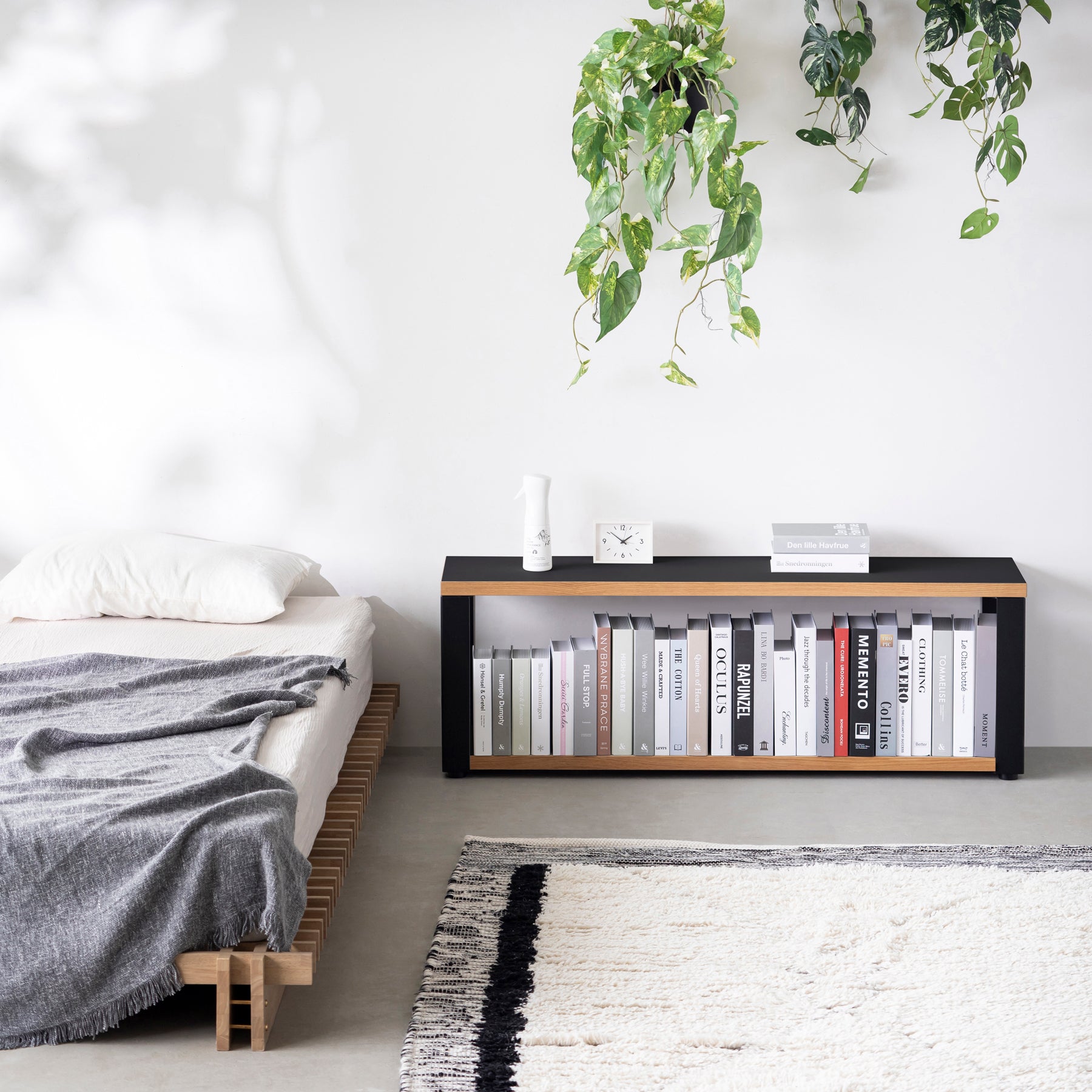 Kanademonoのリノリウム素材の棚板にブラックアイアンフレームを組み合わせた２段ストレージシェルフ /Nero（使用例）