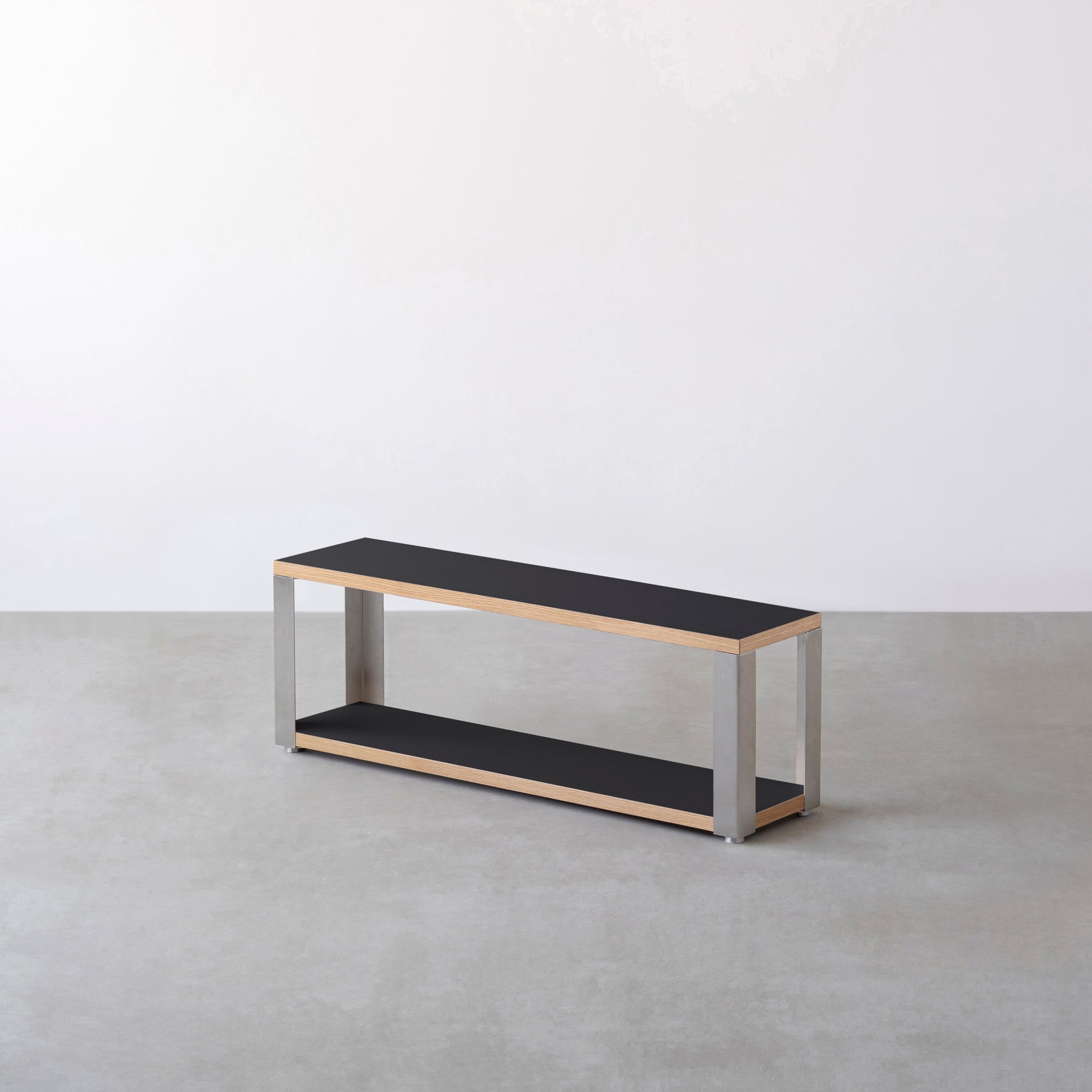 Kanademonoのリノリウム素材の棚板にステンレスフレームを組み合わせた２段ストレージシェルフ /Nero