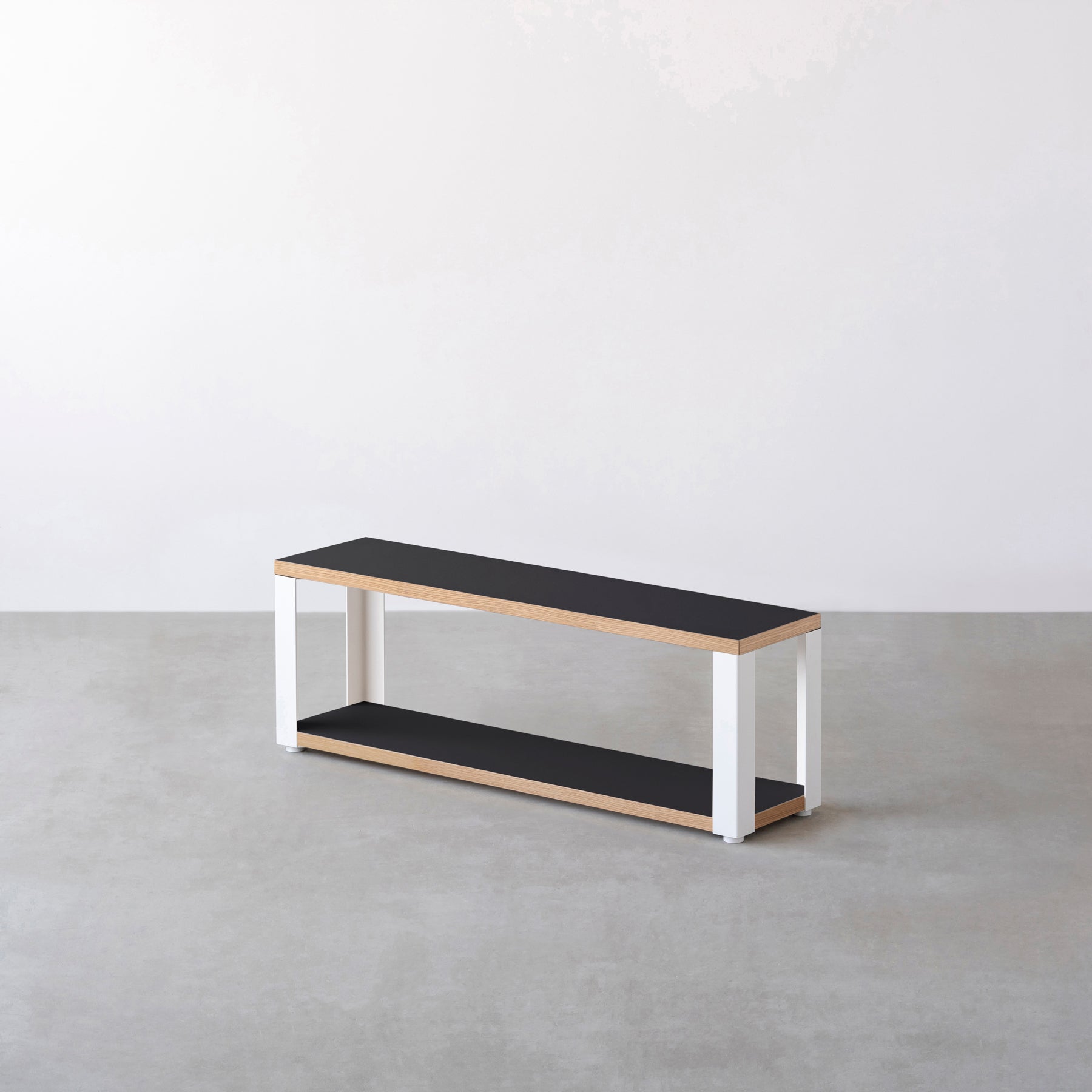 Kanademonoのリノリウム素材の棚板にホワイトのアイアンフレームを組み合わせた２段ストレージシェルフ /Nero