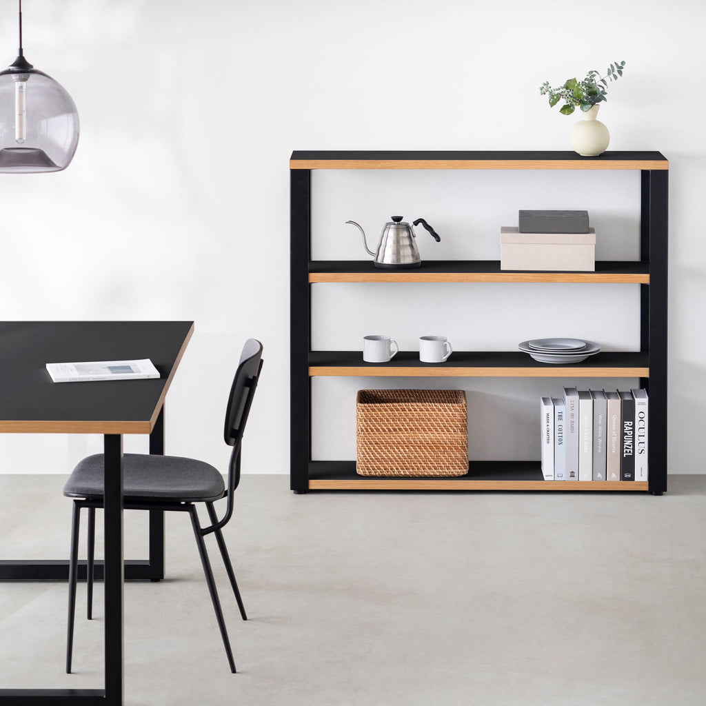 Kanademonoのリノリウム素材の棚板にブラックアイアンフレームを組み合わせた４段ストレージシェルフ /Nero（使用例）