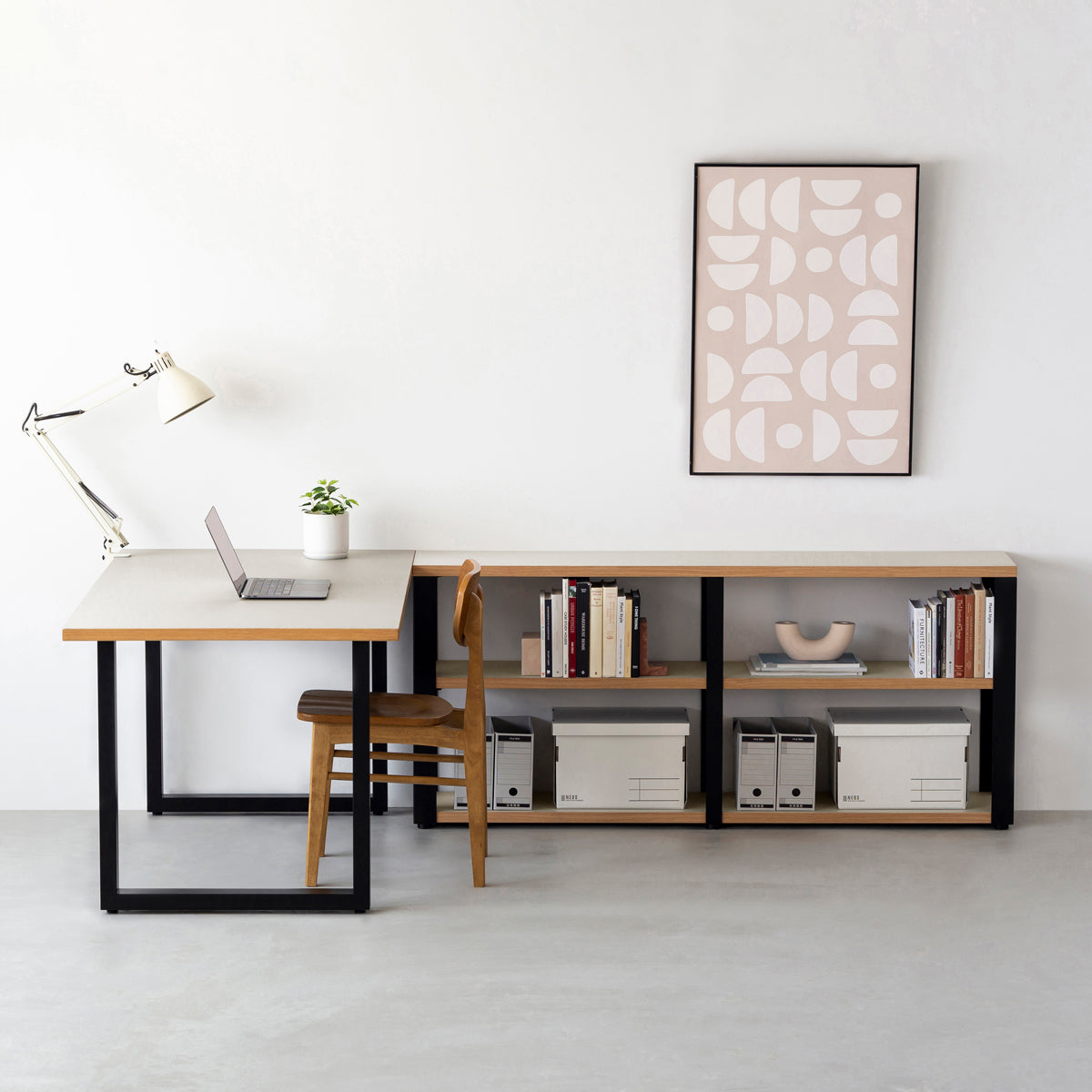 KanademonoのリノリウムMushroom棚板とマットブラック鉄脚のストレージシェルフ幅121~160cm（使用例）